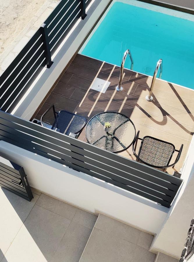 Aelia Seaside Luxury Suites 네아 카르발리 외부 사진